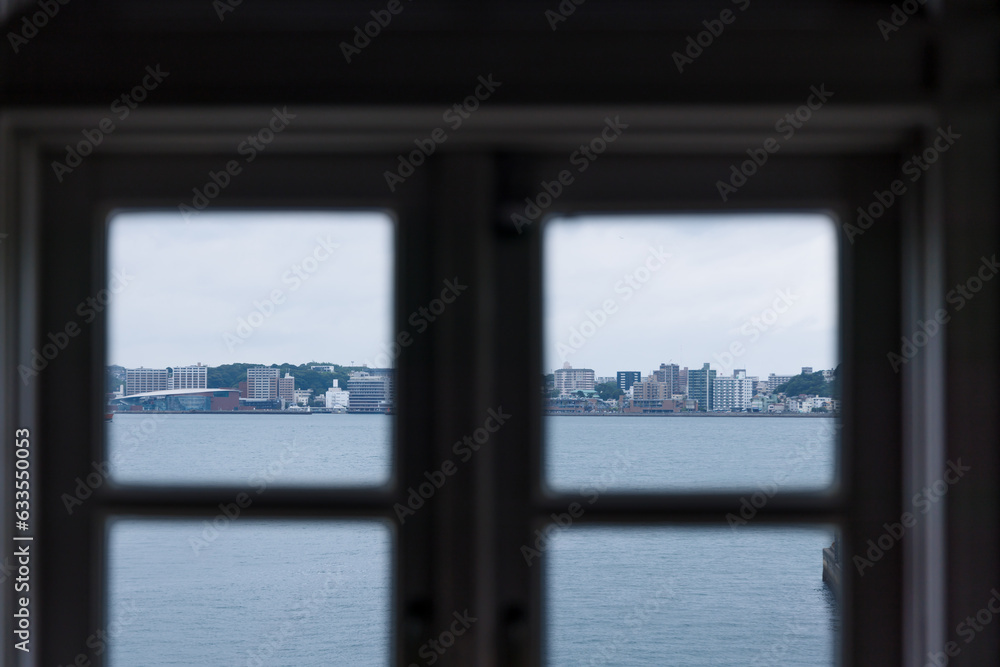 旧門司税関の窓から見える下関の町並みと関門海峡