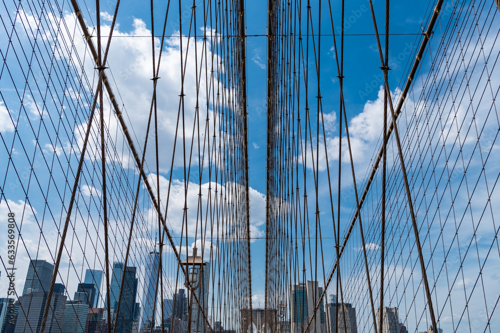 Obraz premium architecture of historic bridge in brooklyn. urban bridge architecture. cityscape of brooklyn bridge in manhattan. brooklyn bridge in new york. landmark view on brooklyn