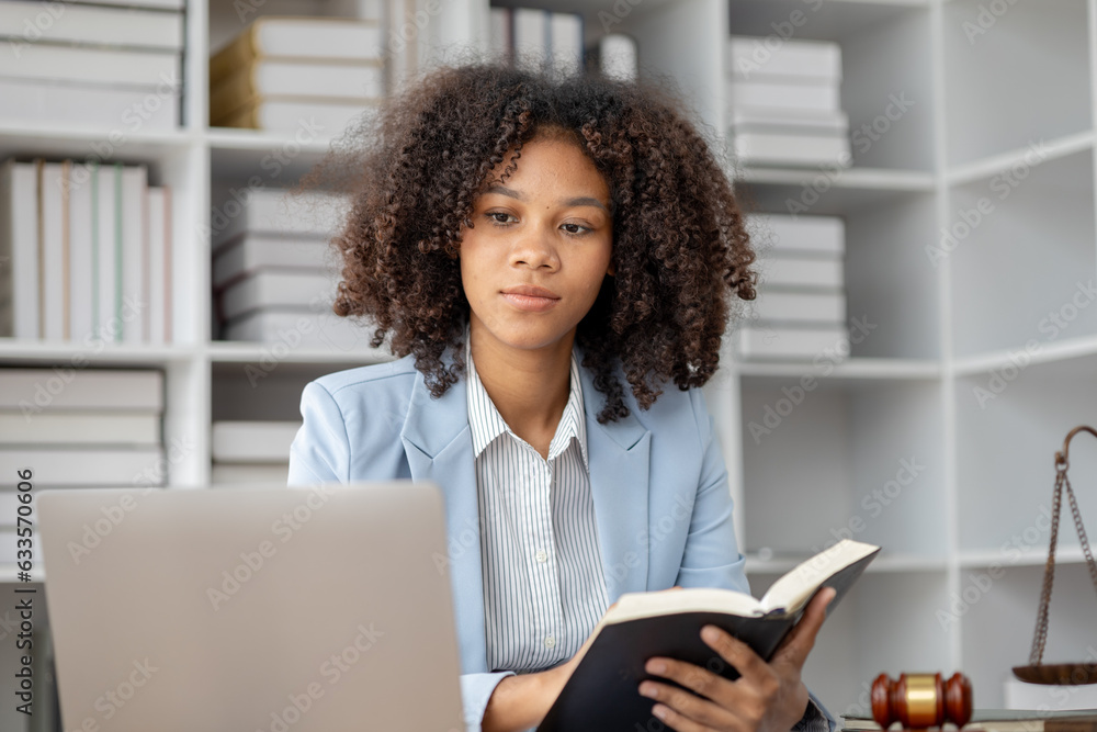 Φωτογραφία American woman is legal litigation attorney, Female lawyer is in a law firm drafting contracts and reading client case details to study and find a solution to win the case