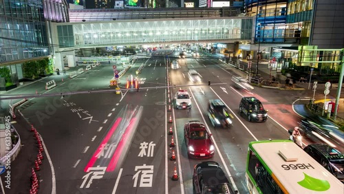 光跡を残して多くの車が行き交う東京の道路の夜景のタイムラプス photo