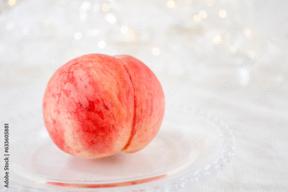 Fototapeta premium 桃ひとつのアップ キラキラ背景