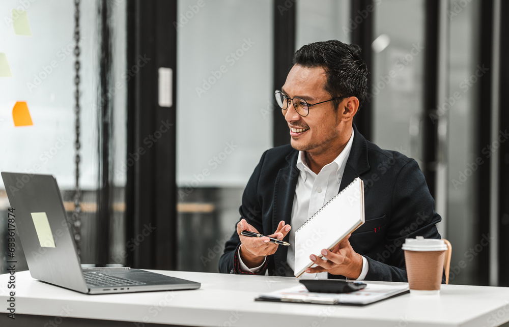Obraz premium Handsome Asian businessman of Indian descent working at desk, digital asset exchange license, the world's largest cryptocurrency exchange by trading volume, registered recognized market operators