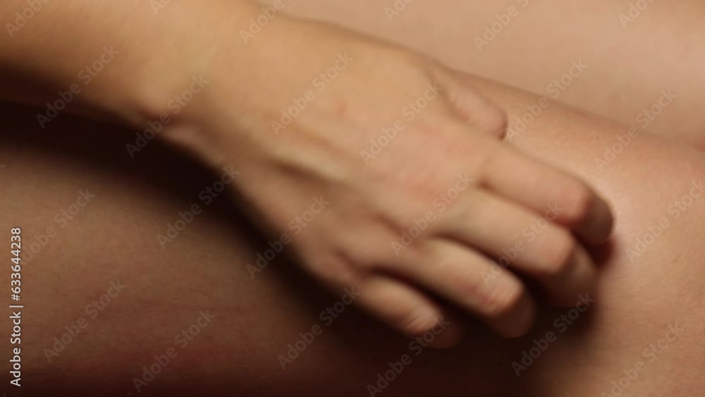 gros plan sur la jambe d'une personne se grattant la peau après une piqure d'insecte gros plan sur la jambe d'une personne se grattant la peau après une piqure d'insecte