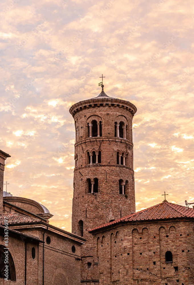 Campanile della Cattedrale della Risurrezione di Nostro Signore Gesù Cristo a Ravenna al tramonto