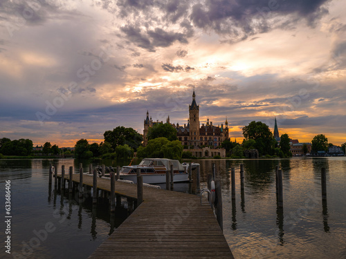 Schloss Schwerin im Abendlicht mit Steg und Boot