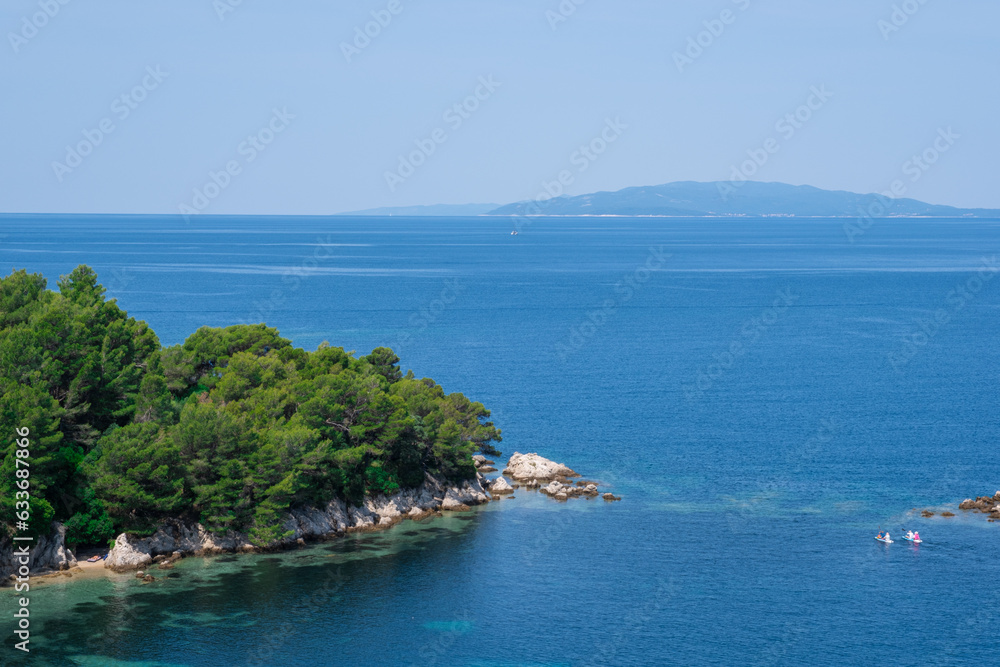 Obraz premium Belightful landscape overlooking a beautiful lagoon, a pine forest and a wild beach