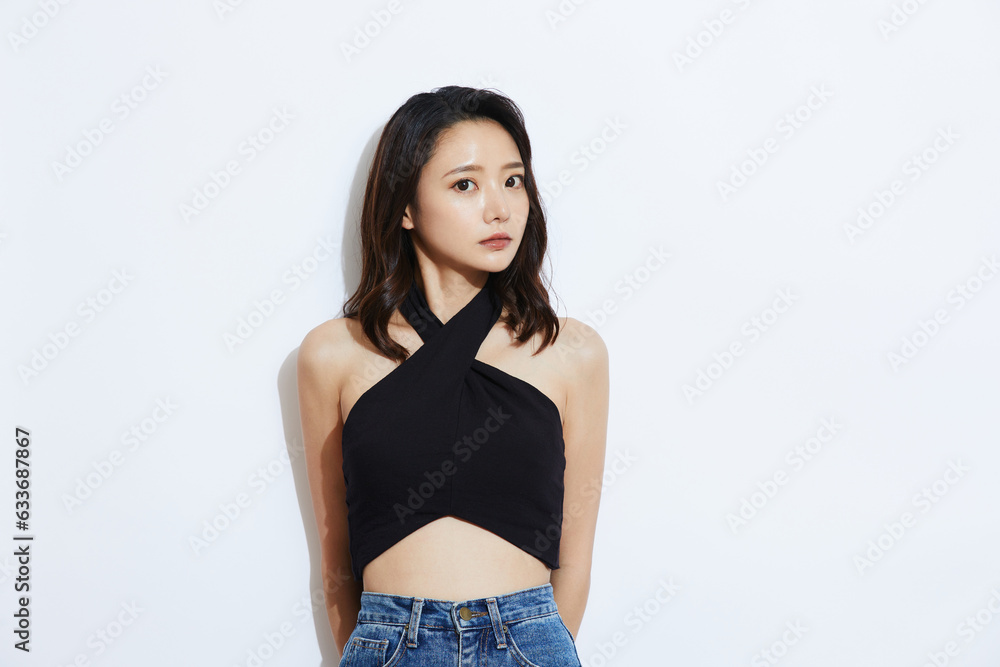 Fototapeta premium 若いアジア女性のヘルシーなファッションポートレート
