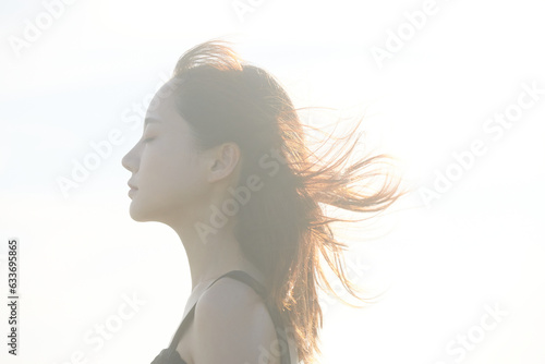 屋外でリラックスをする若い女性