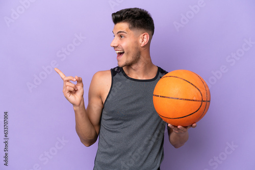young caucasian woman  basketball player man isolated on purple background intending to realizes the solution while lifting a finger up © luismolinero