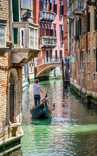 Murais de parede Traditional gondola ride on the narrow water canals