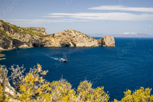 Foto the bay gulf de la morisca with the rock gate La Foradada in sunny sky and a shi
