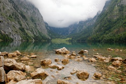 Bergsee im Berchtesgadener Land mit Steinen im Vordergrund
