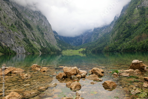 Fototapeta Naklejka Na Ścianę i Meble -  Bergsee im Berchtesgadener Land mit Steinen im Vordergrund