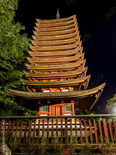 Fototapeta 夏の夜の十三重の塔