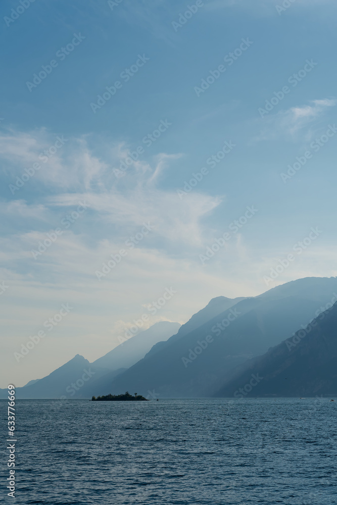 Berge am westlichen Ufer des Gardasee nahe Limone Sul Garda in Italien. Textfreiraum im oberen Teil.
Berge am westlichen Ufer des Gardasee nahe Limone Sul Garda in Italien. Textfreiraum im oberen Teil.
