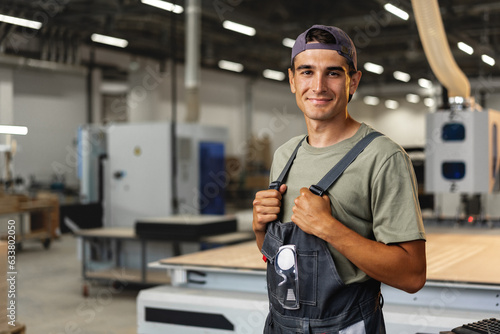 Φωτογραφία Portrait of young male carpenter standing in the wood workshop