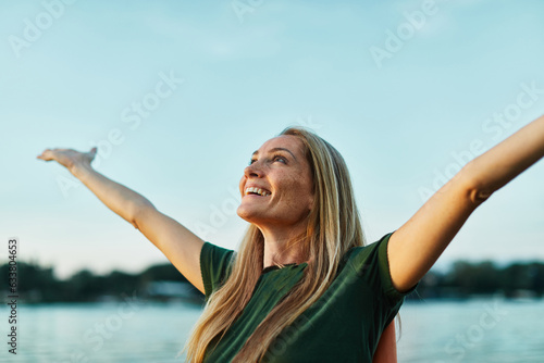 Obraz na plátně woman outdoor happy portrait female smiling young happiness lifestyle beautiful