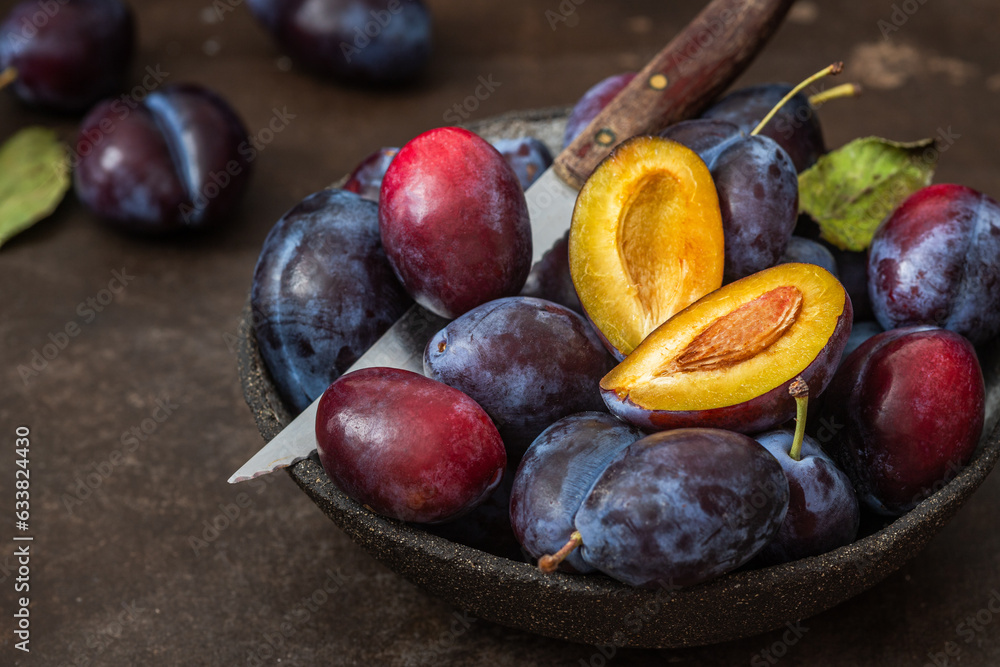 Fototapeta premium Fresh, ripe plums in a plate on the table