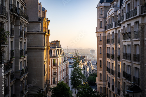 Fototapeta Naklejka Na Ścianę i Meble -  buildings facing each other and reflecting the morning light, Paris, Butte Montmartre