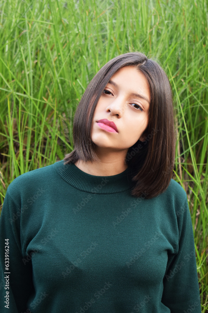 Mirada seria hacia la cámara. Chica Guatemalteca con cabello corto y blusa verde. Mirada seria hacia la cámara. Chica Guatemalteca con cabello corto y blusa verde.