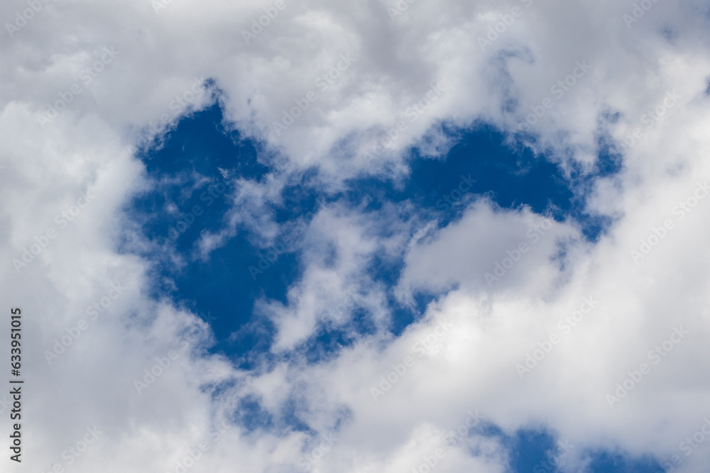 Obraz premium Heart shape in the clouds