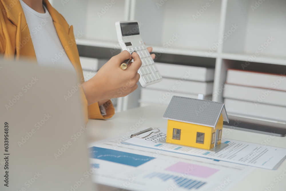 Real estate brokerage agent Deliver a sample of a model house to the customer, mortgage loan agreement Making lease and buy and sell house And contract home insurance mortgage loan concept Real estate brokerage agent Deliver a sample of a model house to the customer, mortgage loan agreement Making lease and buy and sell house And contract home insurance mortgage loan concept