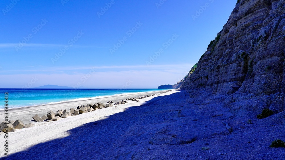 Obraz premium 伊豆七島新島の白ママ断崖の海辺