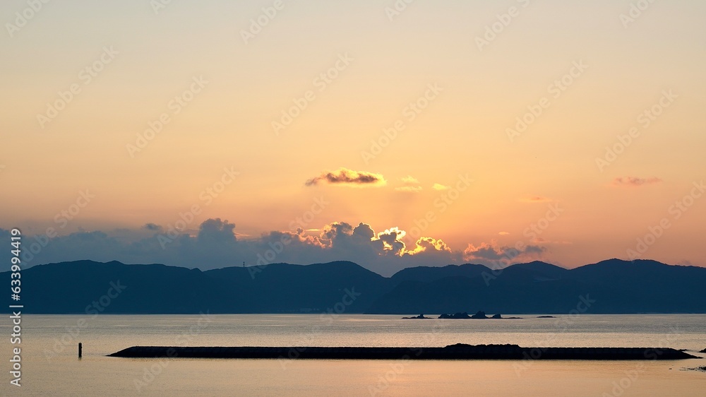 沖縄県座間味村阿嘉島の渡嘉敷島の日の出 沖縄県座間味村阿嘉島の渡嘉敷島の日の出