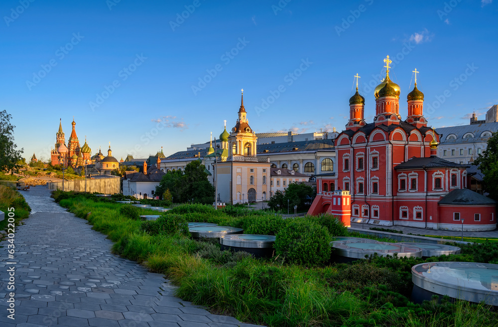 Fototapeta premium View of churches of Varvarka, Saint Basil's Cathedral and Zaryadye Park in Moscow, Russia. Architecture and landmarks of Moscow. Sunrise cityscape of Moscow.