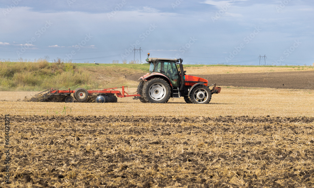 Obraz premium A farmer in a tractor prepares his field