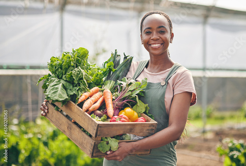 Fotografía Woman, farmer and vegetables in greenhouse for agriculture, agro business and growth or product in box