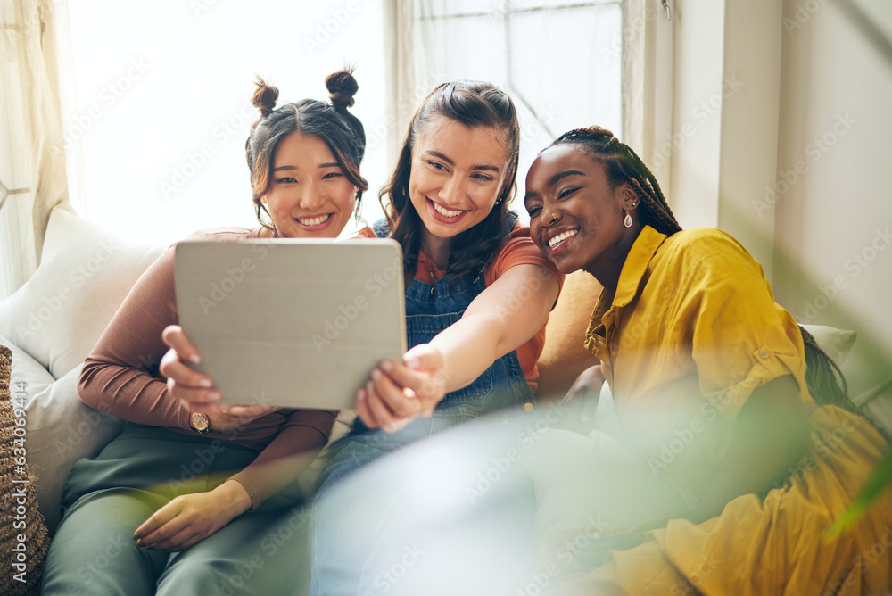 Φωτογραφία Home, friends with selfie and women with tablet, social media and blog with profile picture