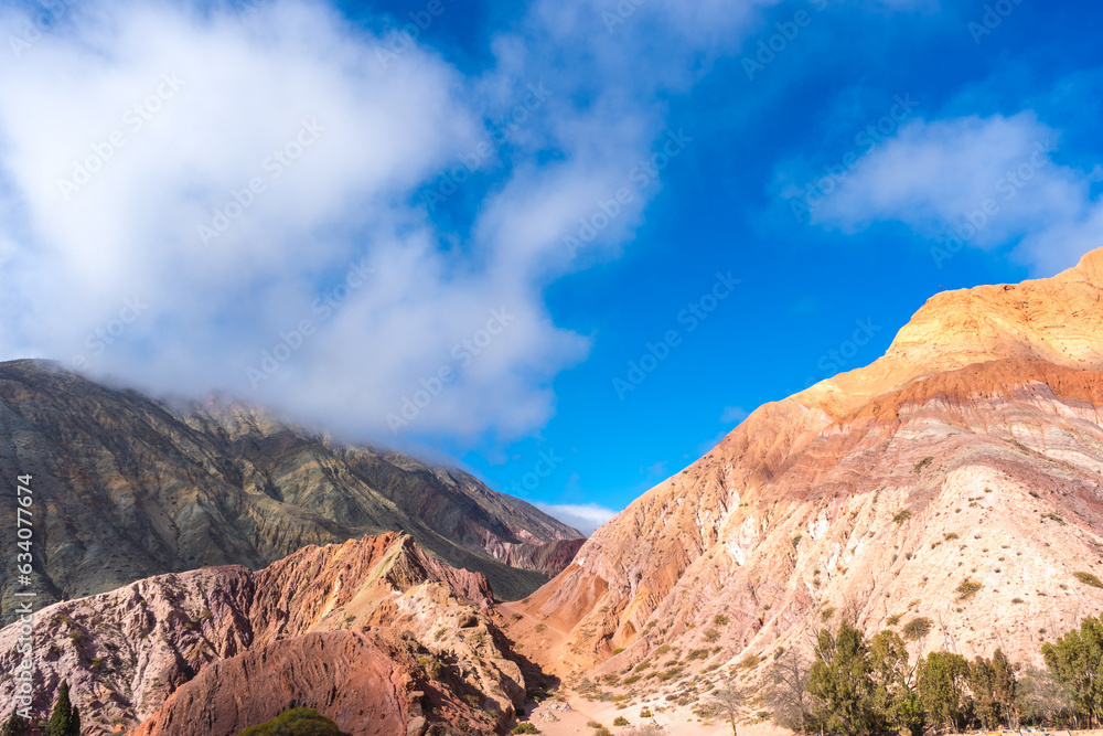 Fototapeta premium HILL OF SEVEN COLORS IN PURMAMARCA. HUMAHUACA, JUJUY. ARGENTINE NORTHWEST. FAMOUS TOURIST PLACE.