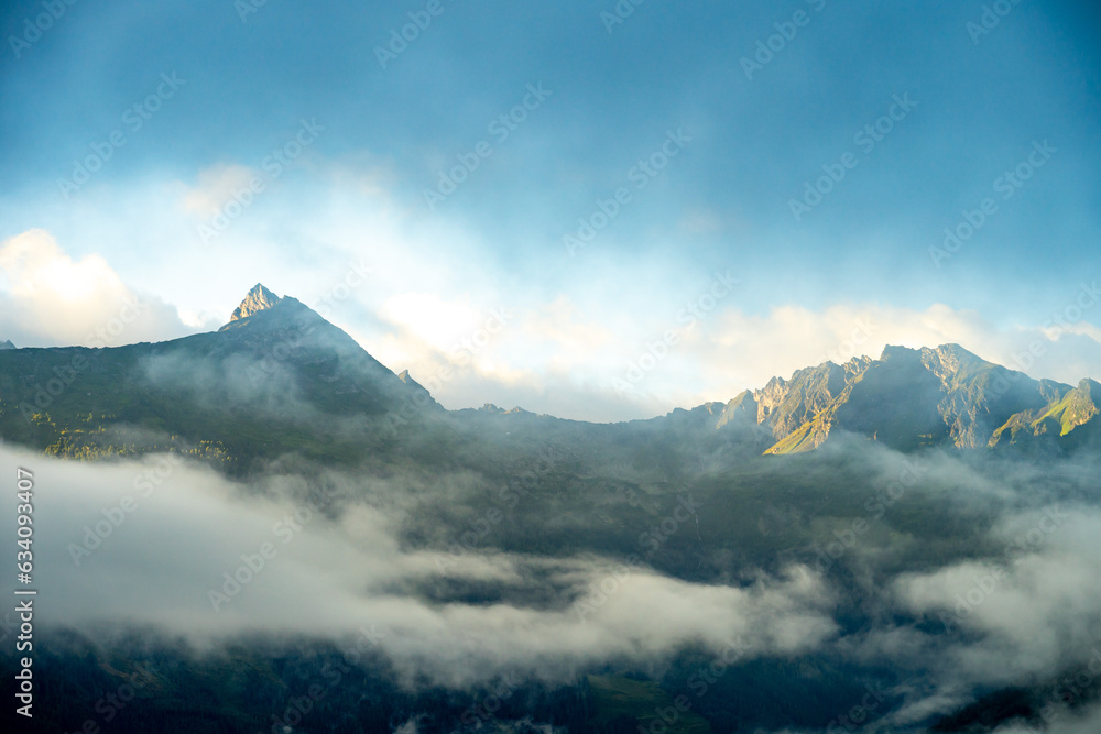 Berge bei Sonnenaufgang im Nebel und Wolken in Bad Gastein | Österreich | Austria