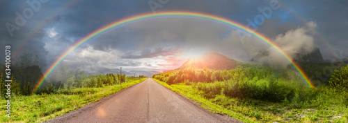 Strasse durch Landschaft  in Lappland, Schweden