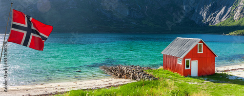 Fjord auf den Lofoten in Norwegen