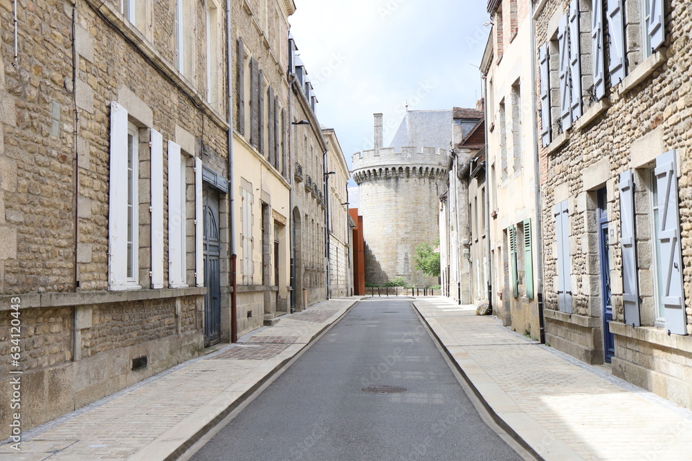 Rue typique, ville de Alençon, département de l'Orne, France