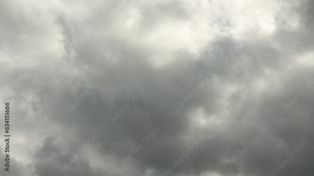 Zeitrafferaufnahme, dunkle Wolken ziehen am Himmel vorüber. Zeitrafferaufnahme, dunkle Wolken ziehen am Himmel vorüber.