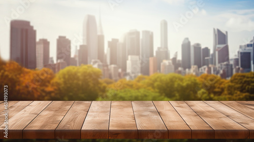 Plattform aus Holzdielen mit Hochh  usern einer Stadt im Herbst als Hintergrund  Bokeh .