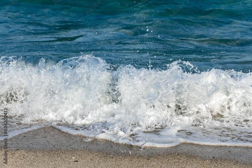 Fototapeta premium a white waves in the blue sea