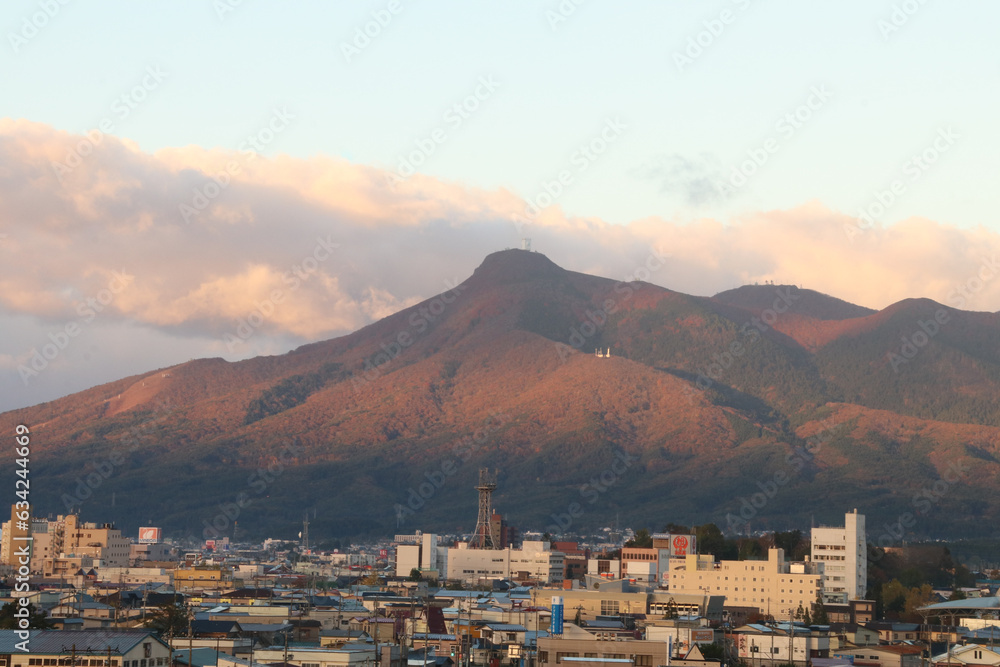 朝日に染まる釜臥山。青森県下北半島、恐山のある山。
