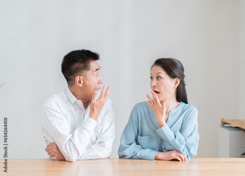 Obraz premium 驚くシニア夫婦