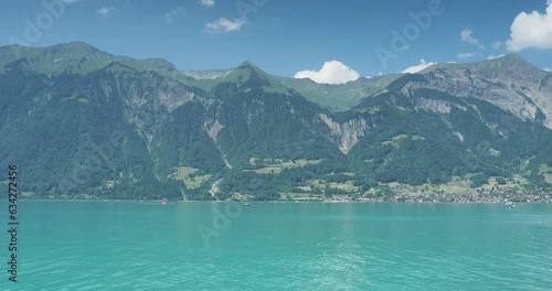 Brienzersee zwischen Emmentaler und Berner Alpen in der Schweiz. Das türkisfarbene Wasser des Sees vor dem Dorf Oberried am Fuße der Gipfel Augstmatthorn, Wytlouwihoren und Blasenhubel photo