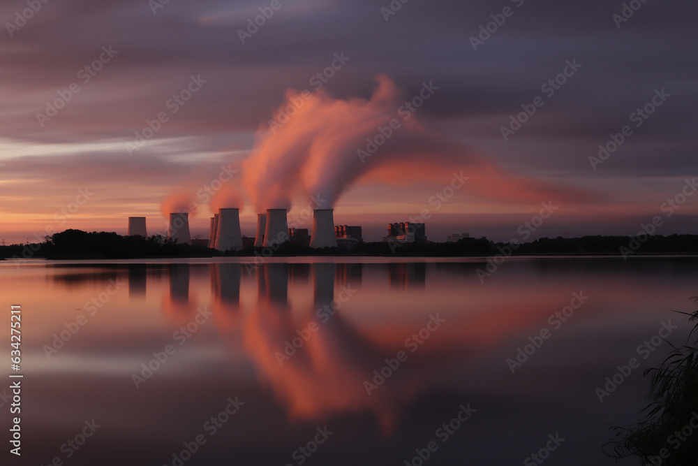 Kraftwerk an den Teichen im Sonnenaufgang