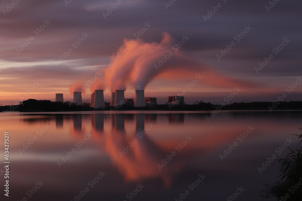 Kraftwerk an den Teichen im Sonnenaufgang Kraftwerk an den Teichen im Sonnenaufgang