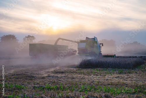 Getreide abladen auf dem Feld, von Mähdrescher auf den Anhänger großer Traktoren © tanja_riedel