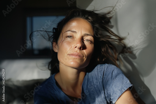 portrait de femme yeux mi-clos, fatiguée, déprimée, endormie photo