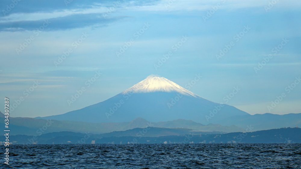 海から眺める冠雪した富士山