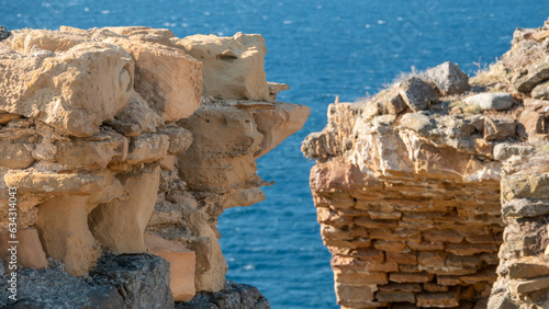 Foto Gokceada (Imbros) sea view with  ruined Kalekoy castle walls