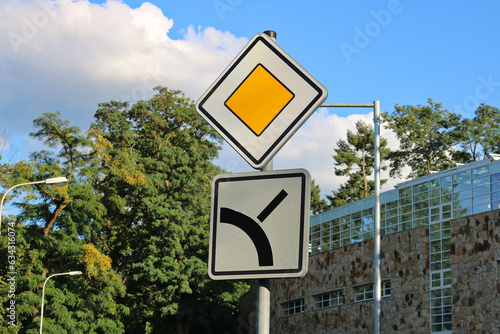 Foto A main road sign indicating the main and secondary roads at the junction